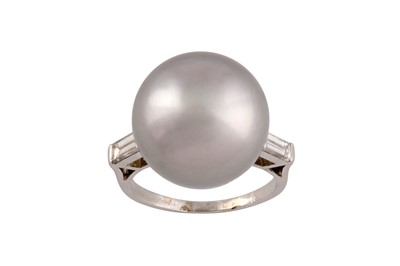Lot 195 - A cultured pearl and diamond ring