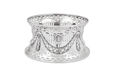 Lot 371 - A George V sterling silver dish ring, Birmingham 1911 by Williams of Birmingham Ltd