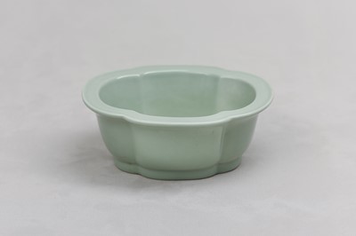 Lot 84 - A CHINESE CELADON-GLAZED QUATREFOIL JARDINIÈRE.