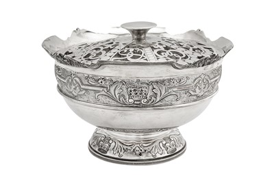 Lot 557 - An Elizabeth II sterling silver commemorative rose bowl, Sheffield 1977 by Cooper Brothers
