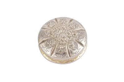 Lot 47 - AN EARLY 20TH CENTURY FRENCH 950 STANDARD PARCEL GILT SILVER SNUFF BOX OR PILL BOX, PARIS CIRCA 1900 E? WITH A CROWN ABOVE