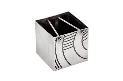 Lot 551 - An Elizabeth II contemporary sterling silver box, London 2004 by Susan Barth
