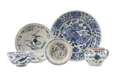 Lot 577 - A SMALL COLLECTION OF CHINESE BLUE AND WHITE PORCELAIN.