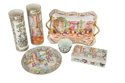 Lot 637 - A CHINESE CANTON PORCELAIN RECTANGULAR BOX, 19TH CENTURY