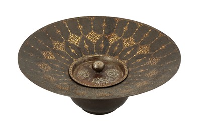Lot 104 - A GOLD-DAMASCENED STEEL EWER BASIN WITH ITS OPENWORK COVER