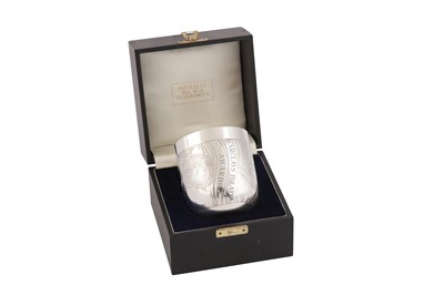Lot 346 - A cased Elizabeth II contemporary sterling silver beaker, London 1997 by Rod Kelly