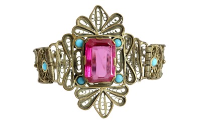 Lot 166 - A LOW-GRADE SILVER FILIGREE BRACELET SET WITH A LARGE EMERALD-CUT SYNTHETIC RUBY