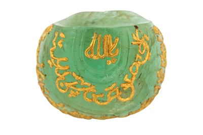 Lot 130 - A LARGE CARVED LOW-GRADE EMERALD FRAGMENT WITH GOLD-INLAID CALLIGRAPHIC BANDS