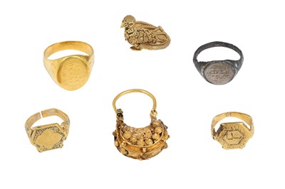 Lot 170 - A COLLECTION OF SMALL GOLD JEWELLERY ELEMENTS AND A SILVER RING