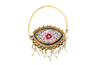 Lot 115 - A POLYCHROME-PAINTED ENAMELLED GOLD EARRING
