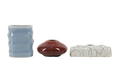 Lot 1001 - A CHINESE CLAIRE-DE-LUNE BRUSH POT, A COPPER-RED WASHER AND A CRACKLE-GLAZED WASHER.