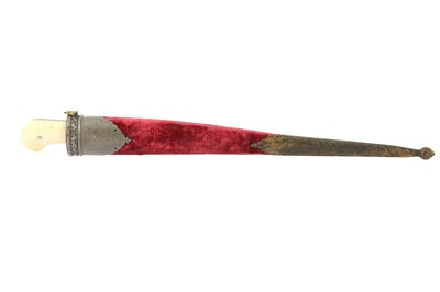 Lot 416 - λ AN IVORY-HILTED DAGGER (PESH KABZ) WITH SHEATH