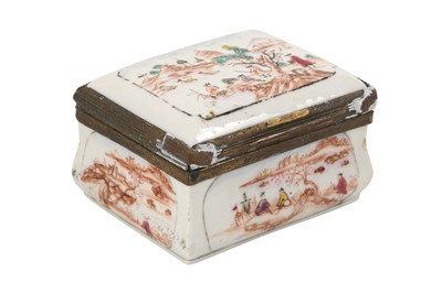 Lot 119 - A CHINESE PORCELAIN SNUFF BOX.