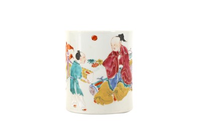 Lot 104 - A CHINESE FAMILLE ROSE BRUSH POT, BITONG.