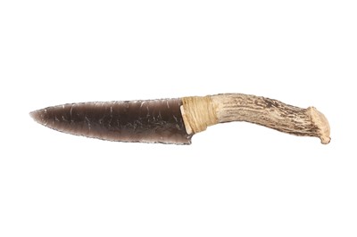 Lot 162 - A NATIVE AMERICAN INDIAN STYLE CARVED OBSIDIAN AND ANTLER KNIFE