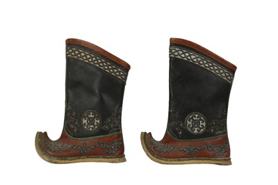 Lot 286 - A PAIR OF CHINESE LEATHER BOOTS.