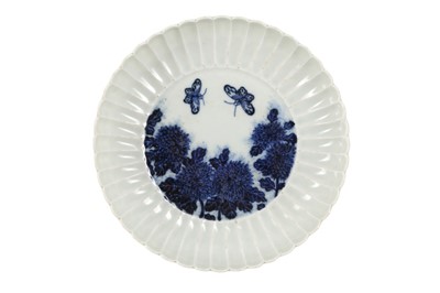 Lot 556 - A CHINESE BLUE AND WHITE 'CHRYSANTHEMUM' DISH.