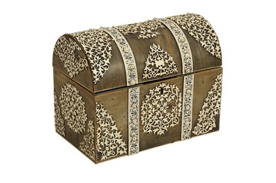 Lot 444 - λ AN ENGRAVED IVORY AND BUFFALO HORN-OVERLAID CARVED SANDALWOOD STATIONARY CASKET