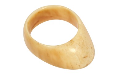 Lot 433 - λ AN OTTOMAN WALRUS IVORY ARCHER'S RING