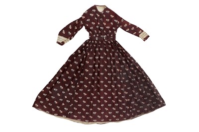 Lot 474 - AN ENGLISH MUGHAL-STYLE PRINTED COTTON DAY DRESS