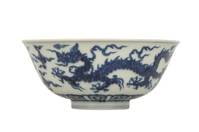 Lot 86 - A CHINESE BLUE AND WHITE 'DRAGON' BOWL.
