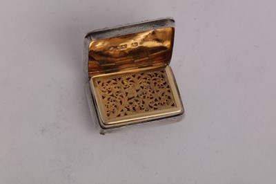 Lot 24 - A William IV sterling silver vinaigrette, Birmingham 1836 by Nathaniel Mills