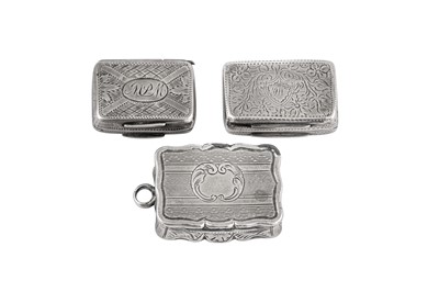 Lot 32 - A mixed group including a George IV sterling silver vinaigrette, Birmingham 1820 by Lawrence and Co