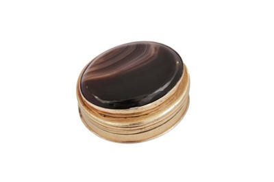 Lot 13 - A George III sterling silver gilt and agate vinaigrette, London 1817 by John Andrews II (reg. 19th Oct 1818)