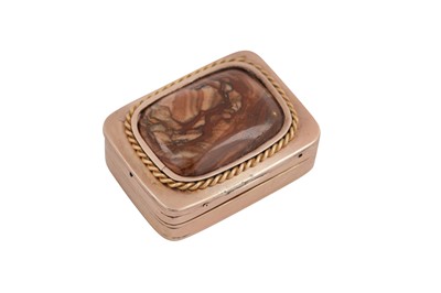 Lot 15 - A George III / George IV unmarked gold and agate vinaigrette circa 1820