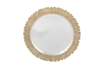 Lot 537 - An Elizabeth II modernist sterling silver parcel gilt charger or salver, London 1978 by Stuart Devlin (1931-2018)