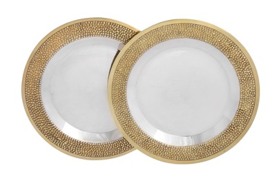 Lot 536 - A pair of Elizabeth II modernist sterling silver parcel gilt dishes or salvers, London 1968/72 by Stuart Devlin (1931-2018)