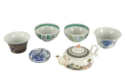 Lot 582 - A SMALL GROUP OF CHINESE PORCELAIN PIECES.