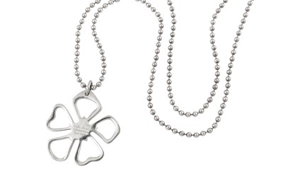 Lot 17 - A TIFFANY FLOWER PENDANT NECKLACE