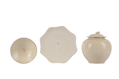 Lot 1004 - A CHINESE DING-STYLE BOWL, A FOLIATE DISH AND A JAR AND COVER.