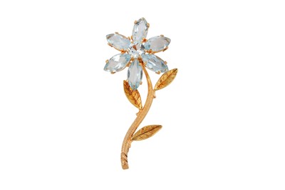 Lot 7 - A BLUE TOPAZ BROOCH