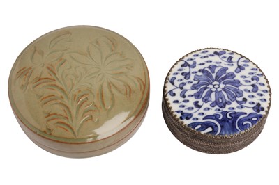 Lot 629 - A CHINESE CELADON POTTERY CIRCULAR BOX AND COVER