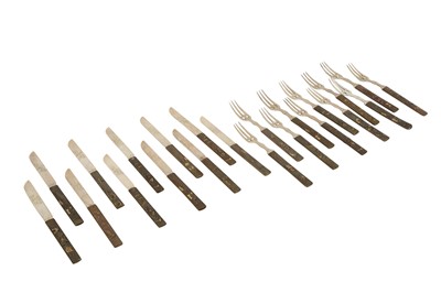 Lot 526 - A SET OF KOZUKA MOUNTED SILVER KNIVES AND FORKS.