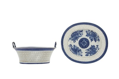 Lot 135 - A CHINESE BLUE AND WHITE RETICULATED OVAL BASKET AND STAND.