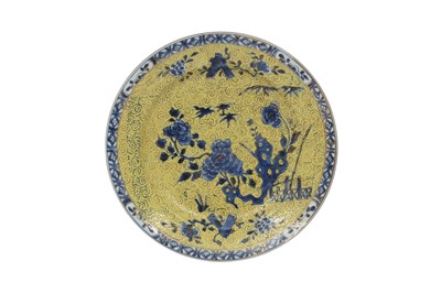 Lot 4 - A CHINESE BLUE AND WHITE CLOBBERED DISH.