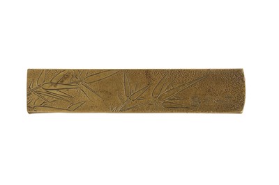 Lot 525 - A LARGE SENTOKU KOZUKA.