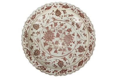 Lot 643 - A CHINESE MING STYLE PORCELAIN CHARGER
