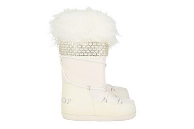 Lot 394 - Christian Dior White Apres Ski Moon Boot - Size 35 - 37