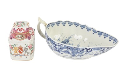 Lot 369 - A WORCESTER BLUE AND WHITE PORCELAIN SAUCER BOAT, 18TH CENTURY