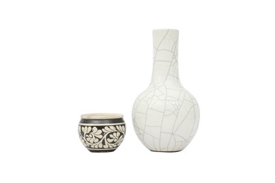 Lot 591 - A CHINESE CRACKLE-GLAZED BOTTLE VASE AND A CIZHOU-GLAZED WASHER.