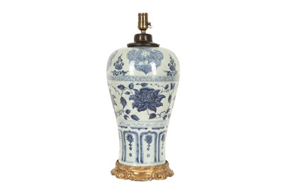 Lot 220 - A CHINESE BLUE AND WHITE VASE, MEIPING.