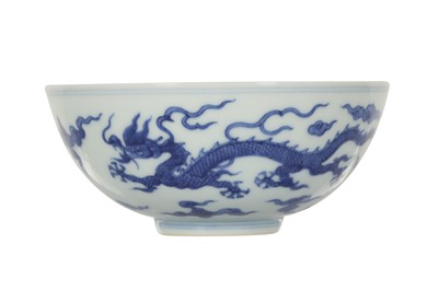 Lot 88 - A CHINESE BLUE AND WHITE 'DRAGON' BOWL.