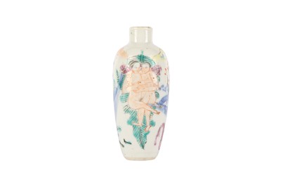 Lot 153 - A CHINESE FAMILLE ROSE 'EROTIC' SNUFF BOTTLE.