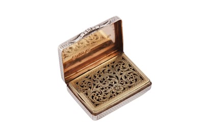 Lot 23 - A William IV sterling silver vinaigrette, Birmingham 1831 by Nathaniel Mills