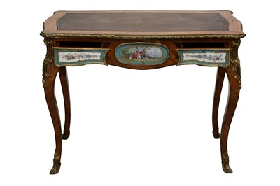 Lot 201 - A FRENCH LOUIS XV STYLE KINGWOOD AND ORMOLU MOUNTED BUREAU PLAT