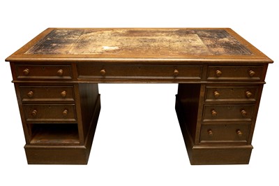 Lot 199 - AN EARLY 20TH CENTURY OAK PEDESTAL DESK